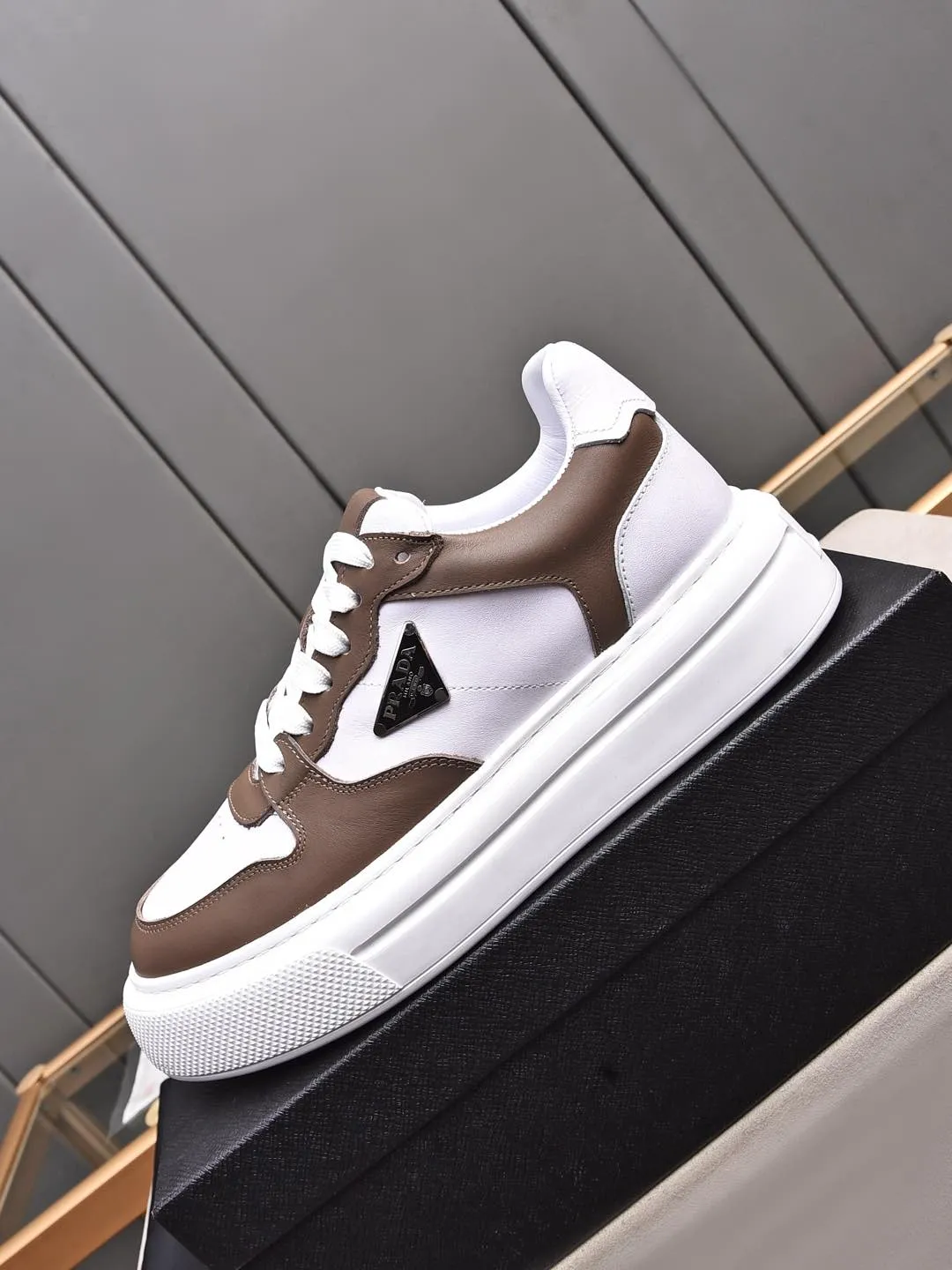 Men's shoes 💰500 Prada/Prada Men's new casual shoes, this upper is made of imported calfskin. The outside is decorated with the P family's classic metal triangle enamel logo, with cowhide lining and cowhide for the foot pads. The outsole is made of non-slip sports exclusive rubber outsole with logo, which feels good on the feet. It is a fashionable and fashionable item!  Size: 38-44 (45 customized)
